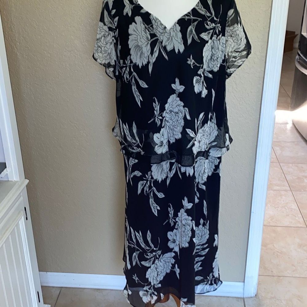New w tags J.B.S. black & white floral/graphic print dress Sz 24p